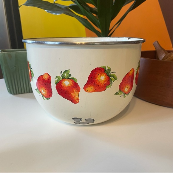 Enamel Bowl with retro vintage strawberries - Picture 2 of 12